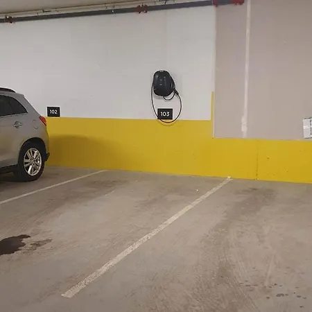 High End, Own Bathing Area, Parking Garage Apartment *